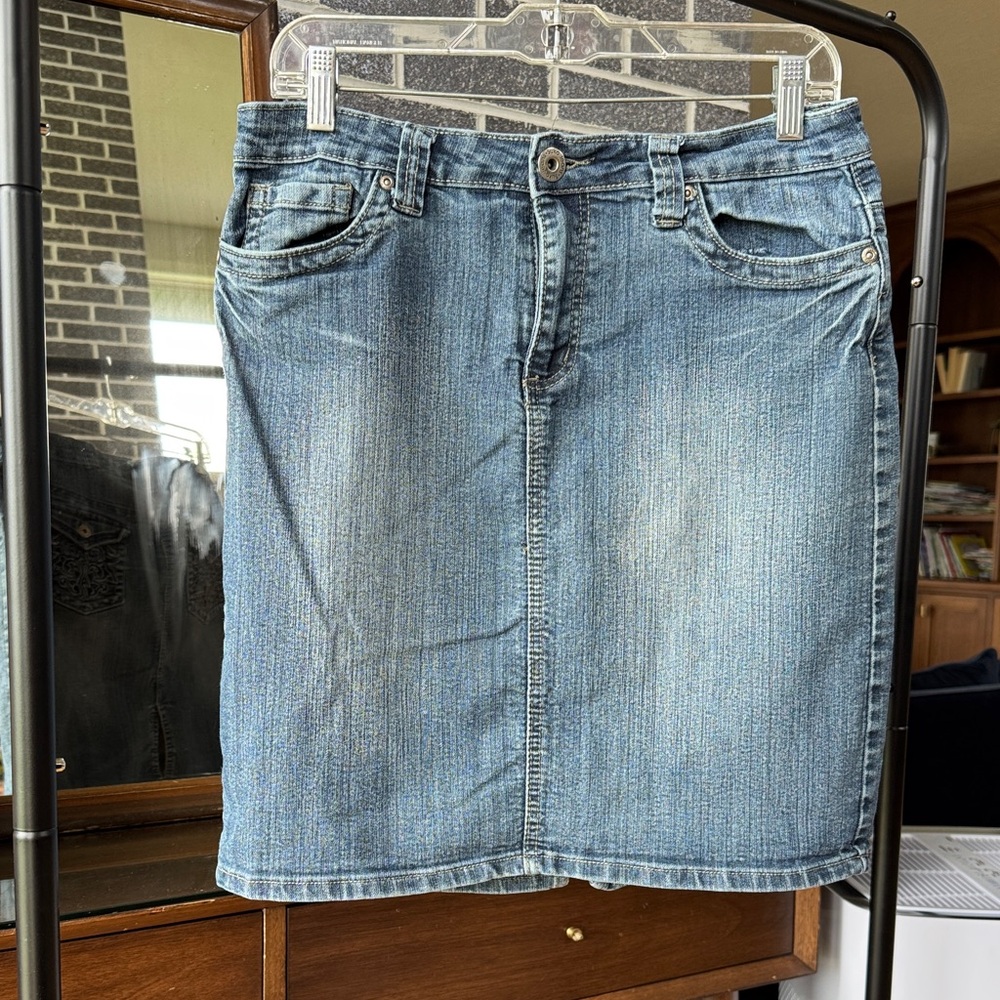 Knee length Classic Blue Denim Skirt, super comfy size 8